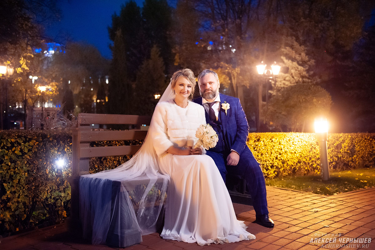Жених и невеста ночью сидят на лавочке фото