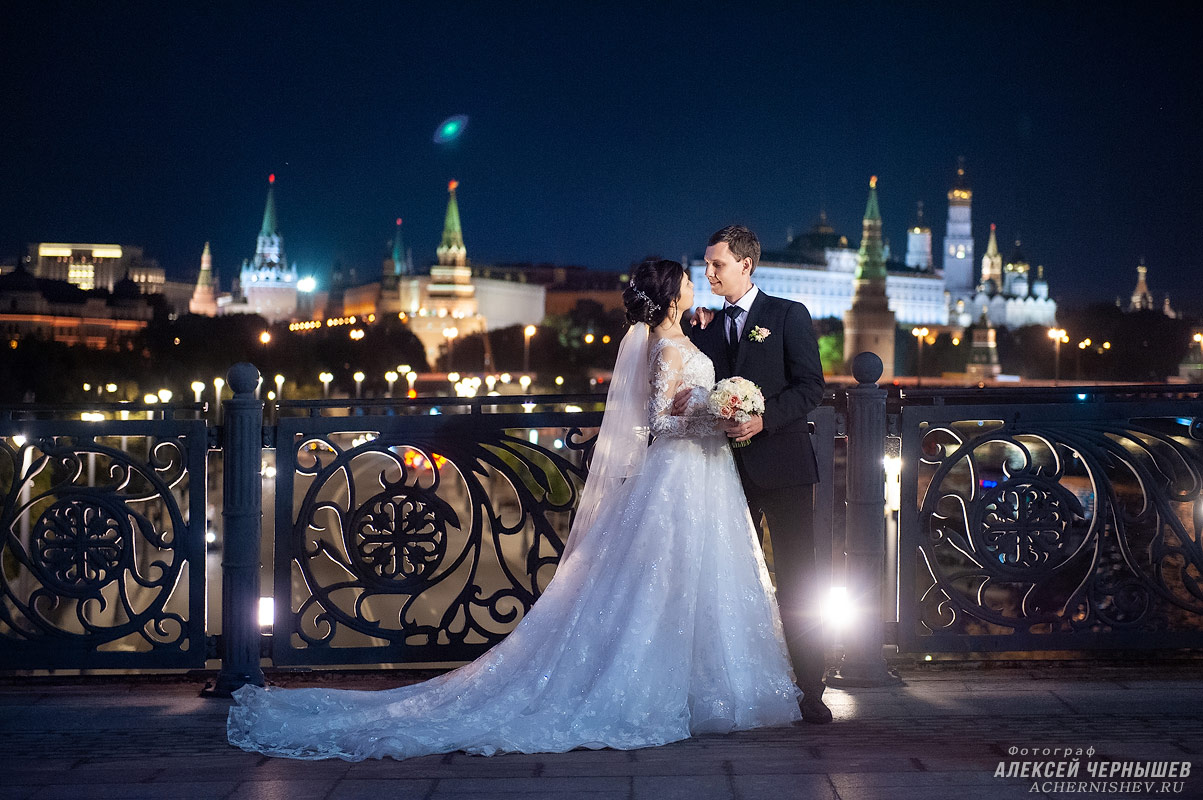Свадебная фотосессия с видом на ночную Москву