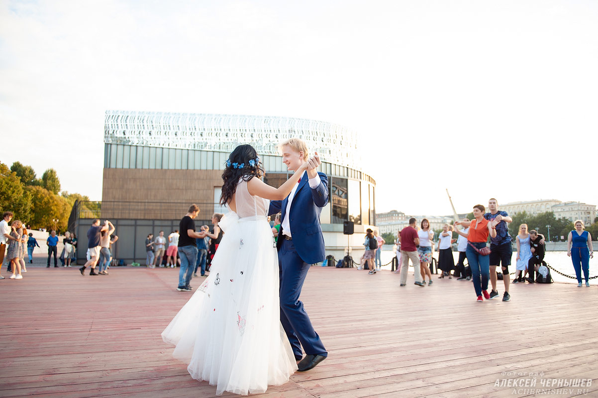 Жених и невеста на танцевальной площадке в Нескучном саду
