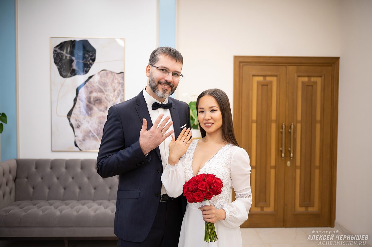 муж и жена показывают обручальные кольца