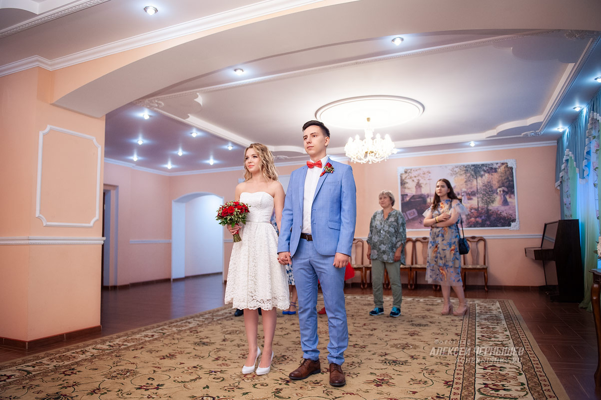 Хорошевский ЗАГС — фото жених и невеста слушают речь регистратора