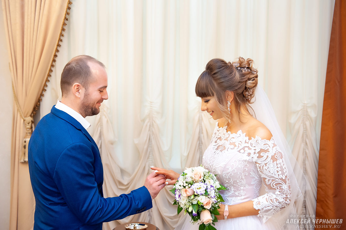 Кутузовский ЗАГС — фото жених одевает кольцо невесте