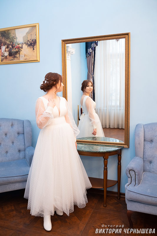 Невеста в Мещанском ЗАГСе — фото отражение в зеркале