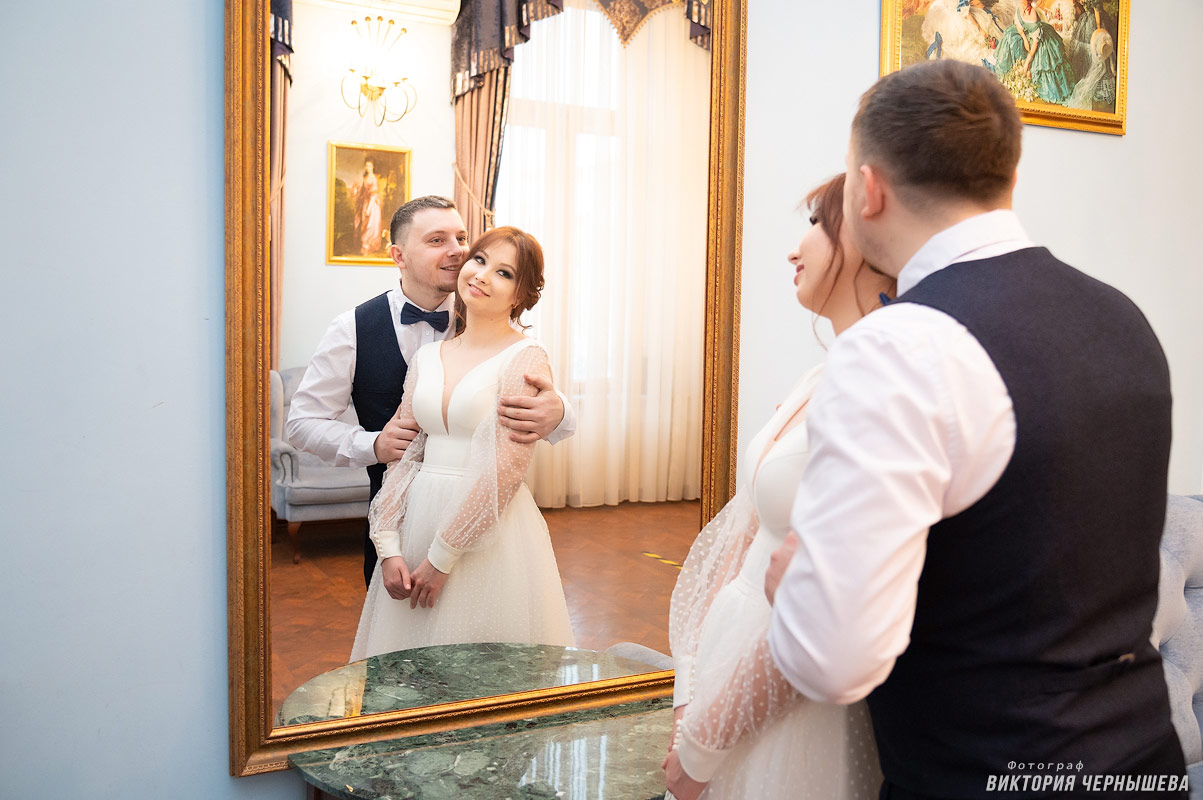 Мещанский ЗАГС — фото жених и невеста отражаются в зеркале