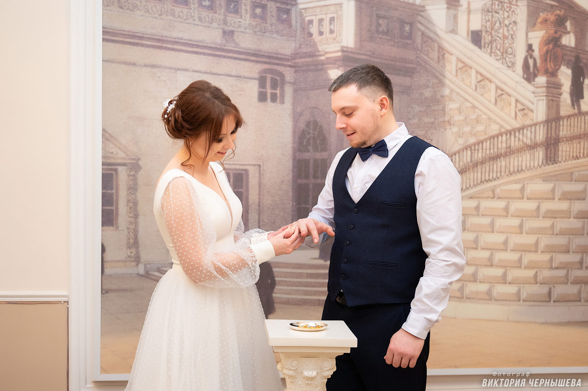 Мещанский ЗАГС — фото невеста одевает обручальное кольцо жениху