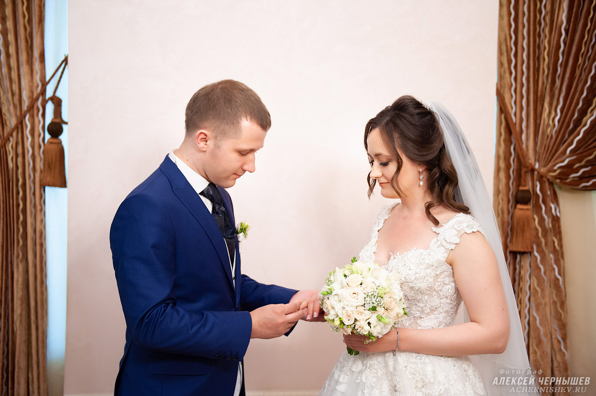 Тверской ЗАГС - жених одевает кольцо невесте