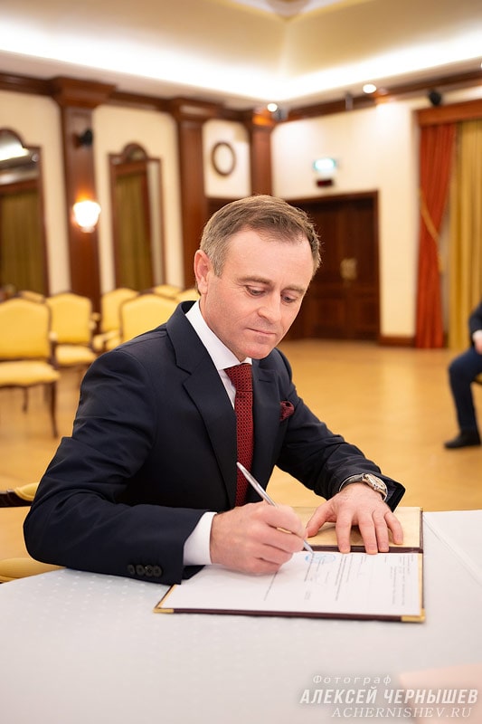 жених ставит подпись