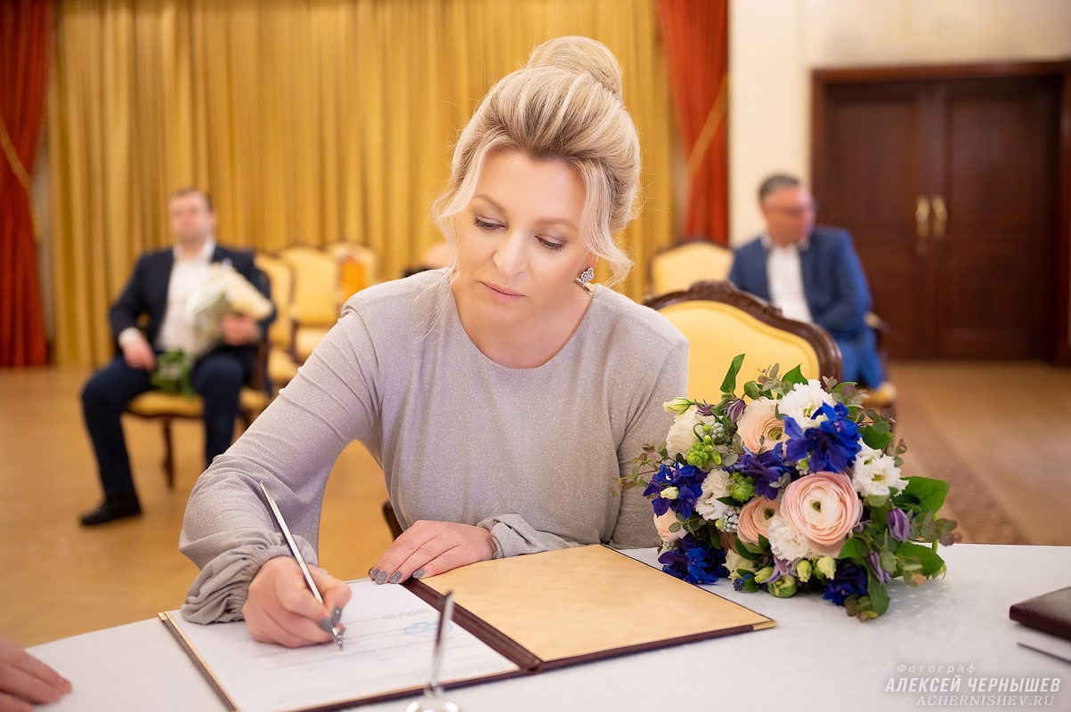 Бутик-отель Богородское регистрация брака — фото невеста ставит подпись
