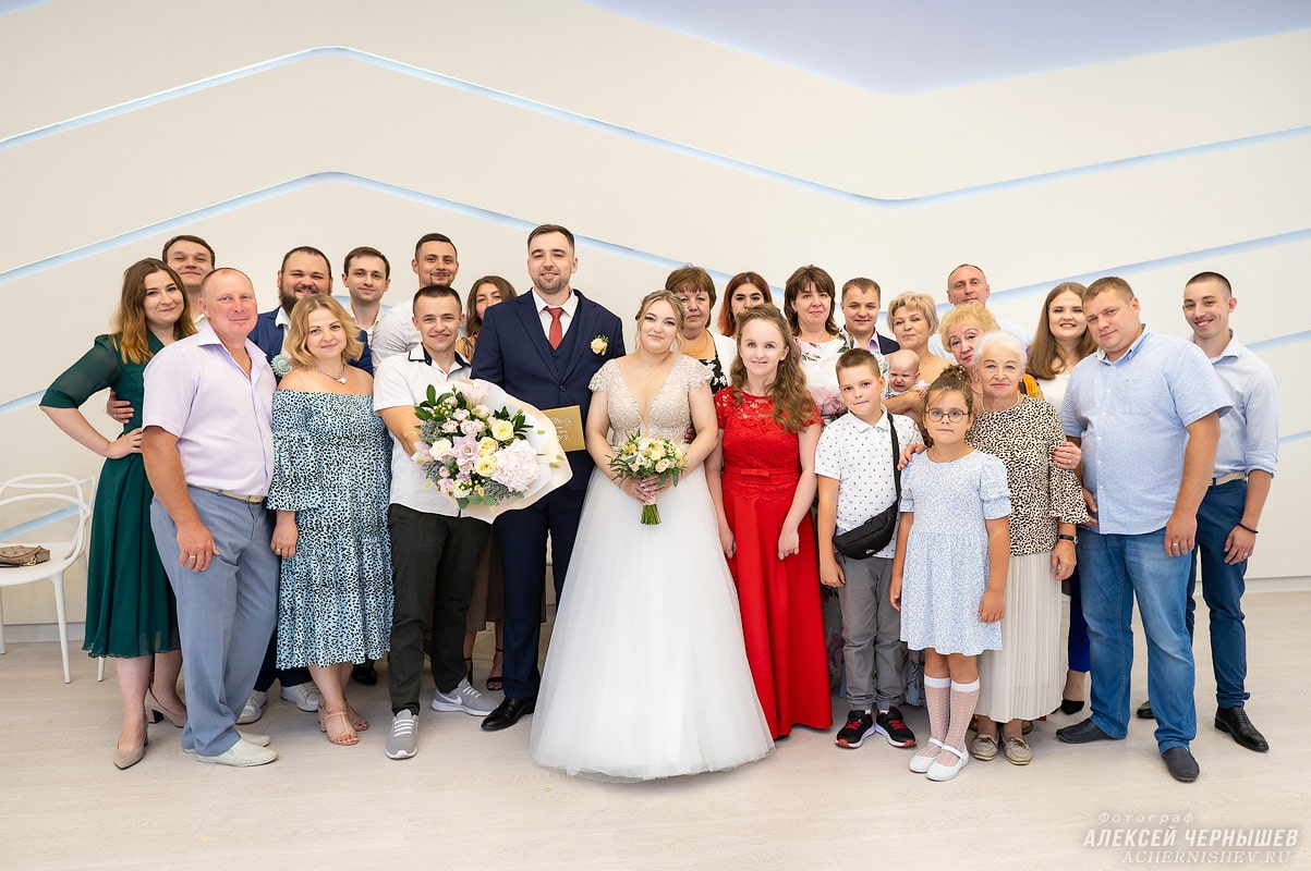Общее свадебное фото с гостями