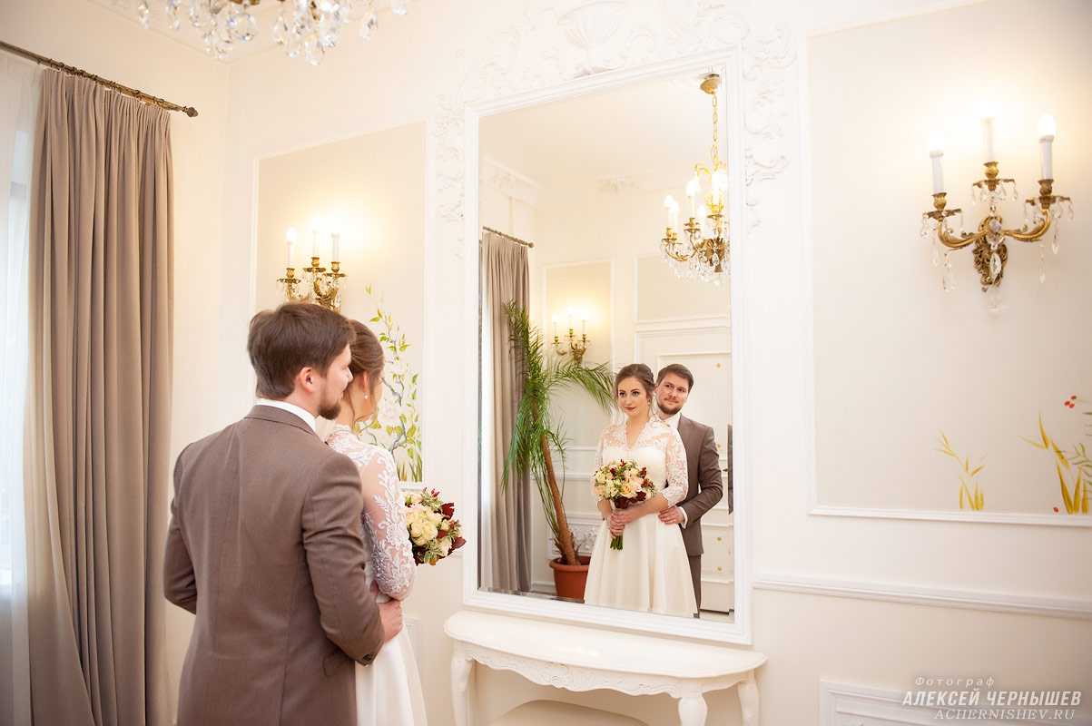 Раменский ЗАГС фото: отражение жениха и невесты в зеркале
