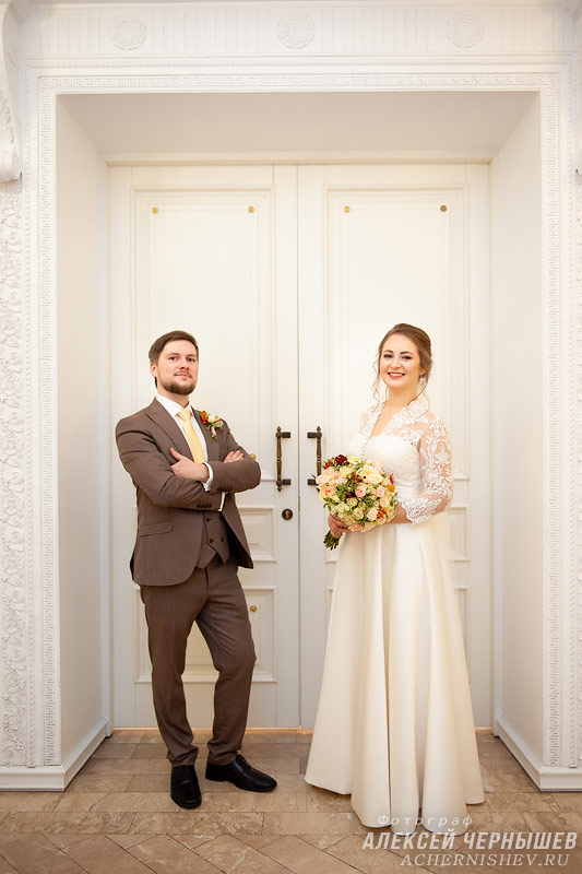 Раменский ЗАГС фото: жених и невеста у двери ведущей в зал торжественной регистрации