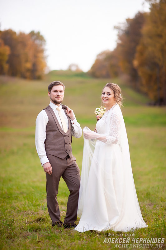 Свадебная фотосессия в Раменском - фото на фоне склона