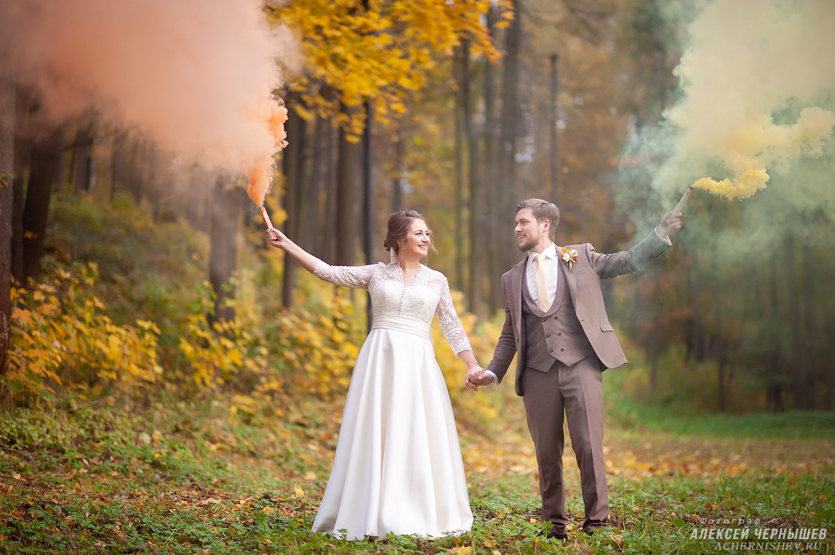 Свадебная фотосессия в Раменском - фото с цветным дымом