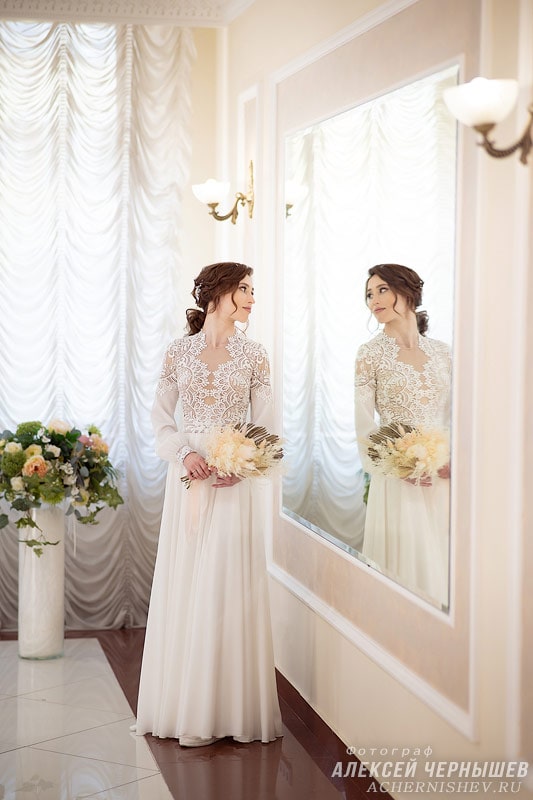 Фотосессия невесты возле зеркала