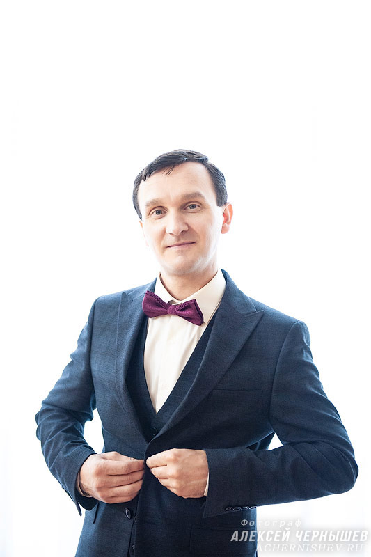 потртет жениха на белом фоне