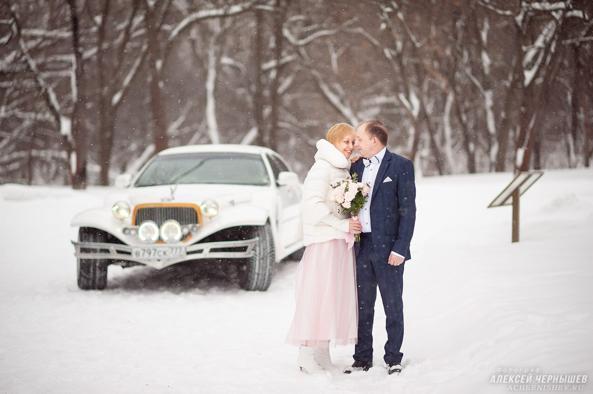 Свадебная фотосессия зимой в Коломенском — фото молодоженов на фоне машины