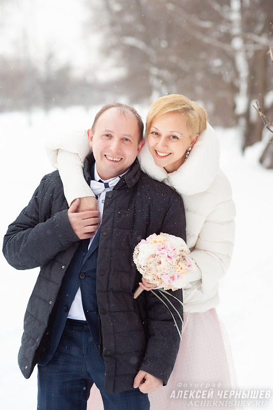 Свадебная фотосессия зимой в Коломенском — фото невеста обнимает жениха