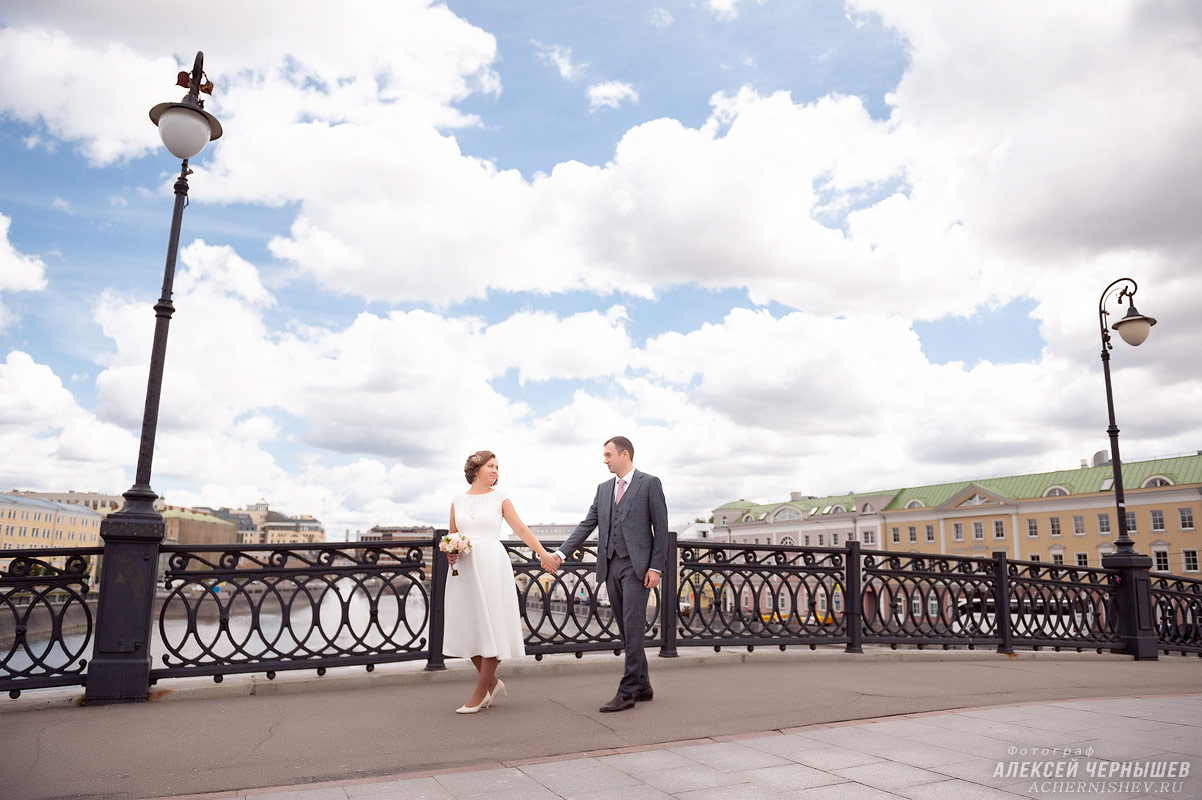 жених и невеста на Лужковском мосту