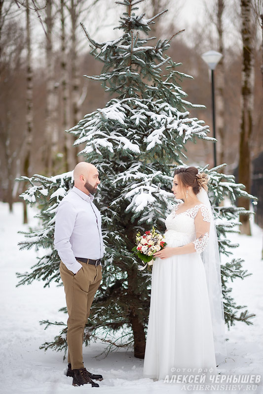 Свадебная фотосессия зимой в декабре фото возле елочки