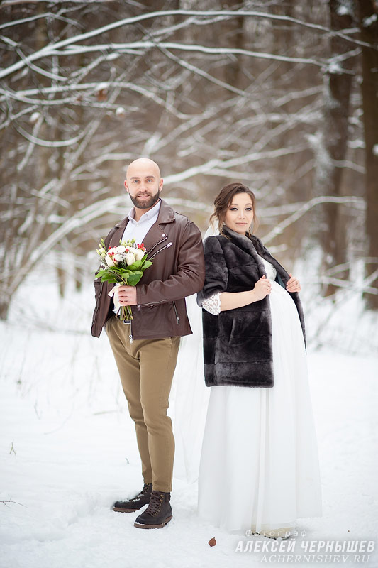Свадебная фотосессия зимой в декабре фото в шубке и куртке