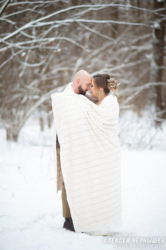 Свадебная фотосессия зимой в декабре фото молодожены укрылись под пледом