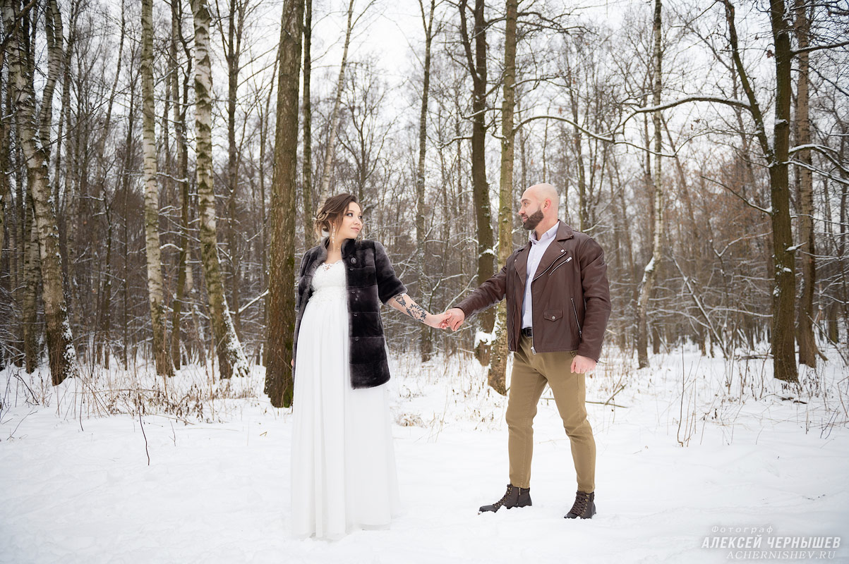 Свадебная фотосессия зимой в декабре фото невеста ведет жениха за руку