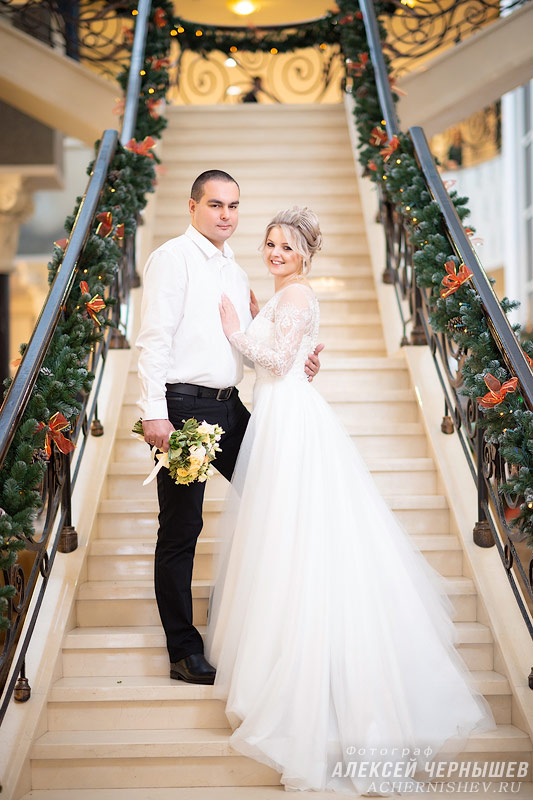 Жених и невеста на лестнице в отеле Милан - фото