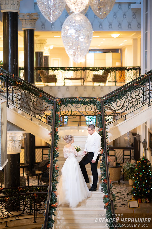 Свадьба в отеле Милан - фото на лестнице с новогодним оформлением