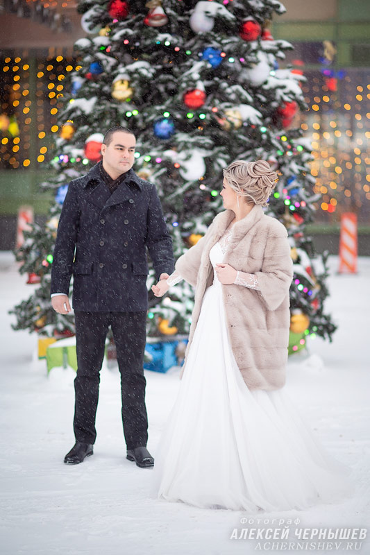 Свадебная фотосессия зимой на улице на фоне елочки фото