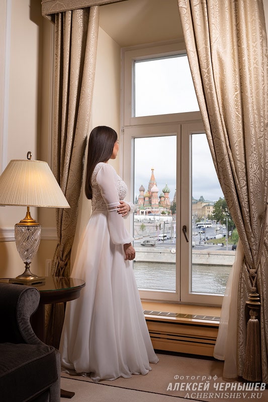 Фото невесты в отеле с видом на Красную площадь