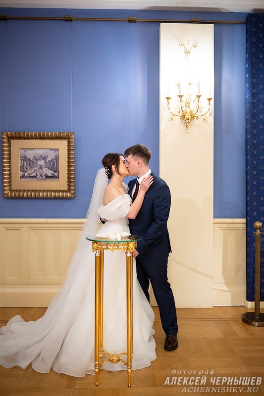 Первый поцелуй мужа и жены после регистрации брака в Црарицыно