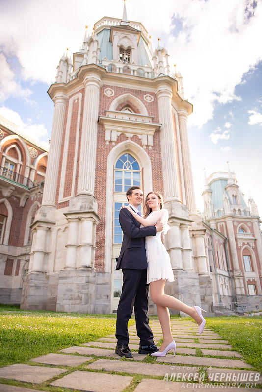 Свадебная фотосессия в парке Царицыно - фото с видом на дворец