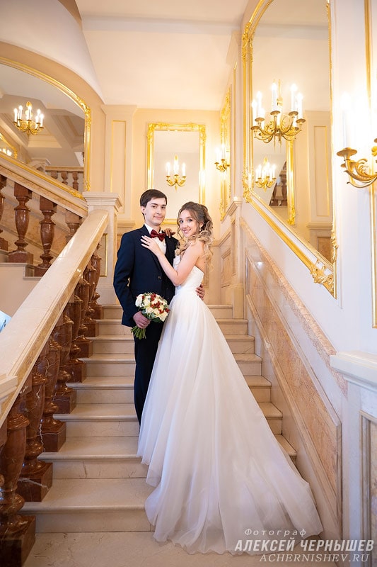 Свадебная фотосессия на лестнице в усадьбе Царицыно
