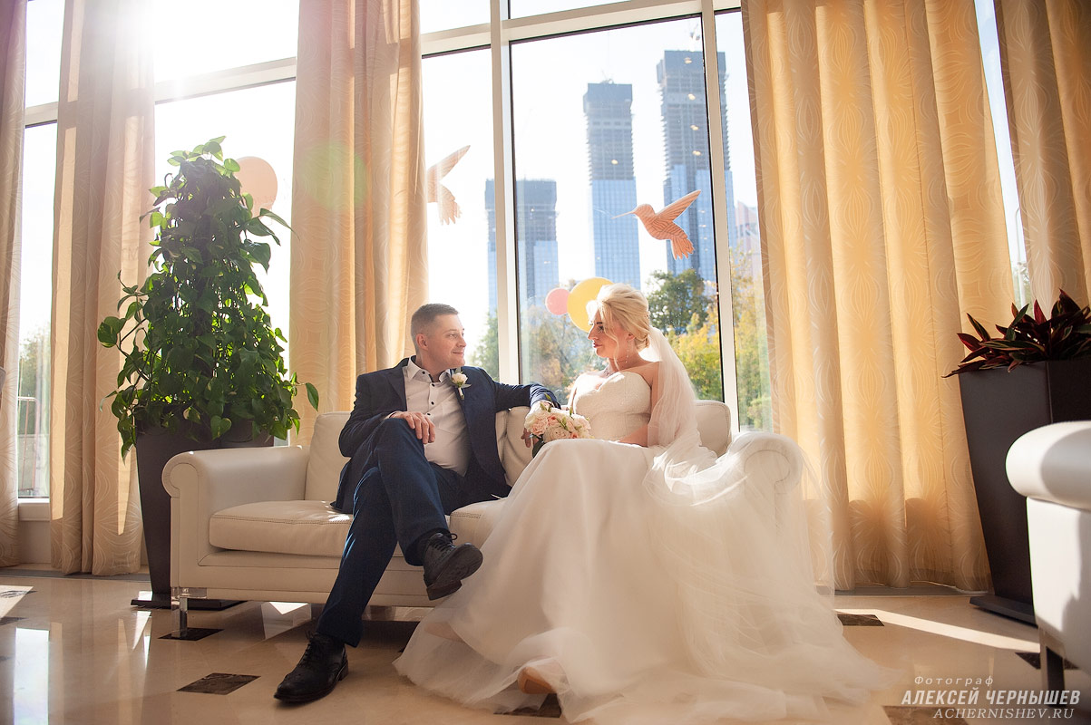 Crowne Plaza свадебное фото на первом этаже