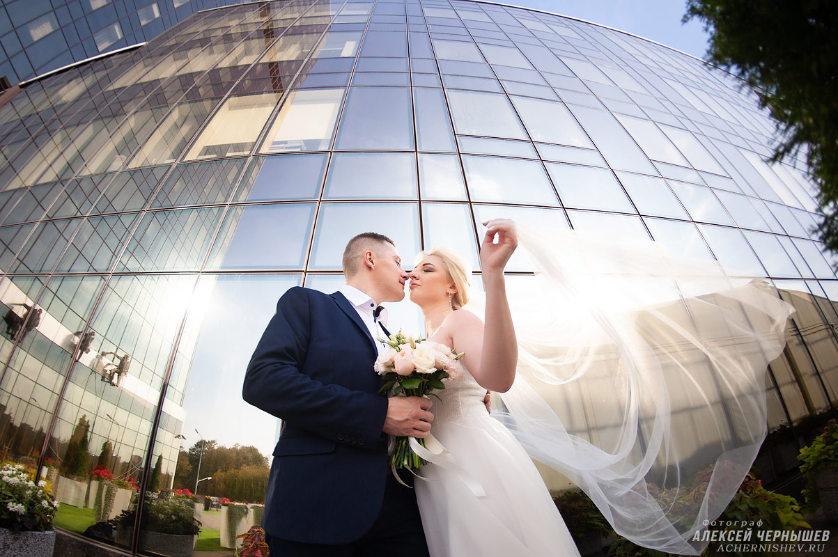 Crowne Plaza свадебное фото на открытой площадке