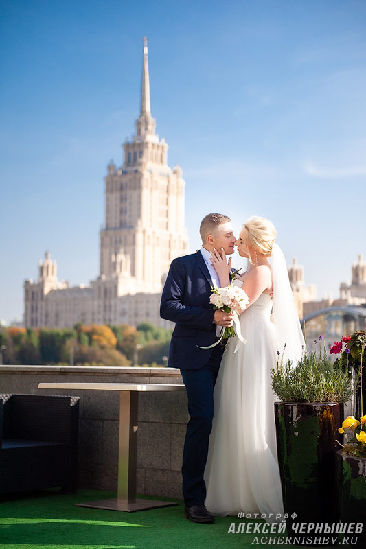 Crowne Plaza фото молодоженов с видом на гостиницу Украина