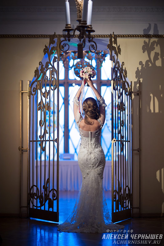 Свадебная фотосессия в Хилтон Ленинградская — фото невеста с букетом