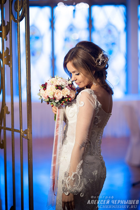 Свадебная фотосессия в Хилтон Ленинградская — фото портрет невесты с букетом