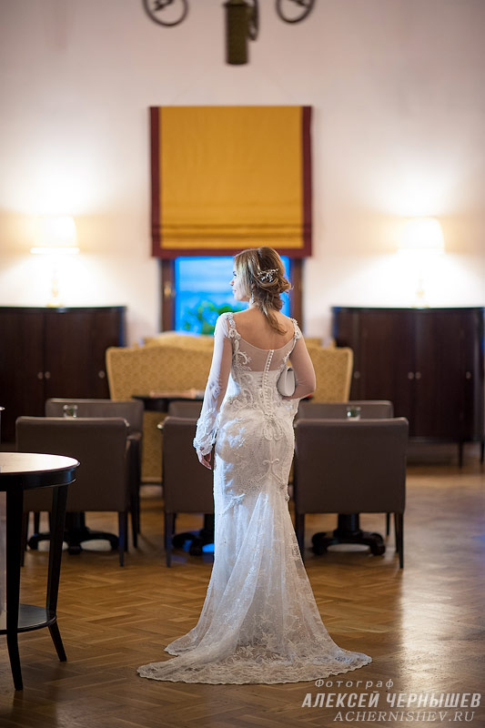 Свадебная фотосессия в Хилтон Ленинградская — фото невесты со спины