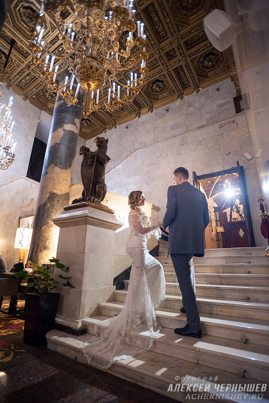 Свадебная фотосессия в Хилтон Ленинградская — фото на лестнице