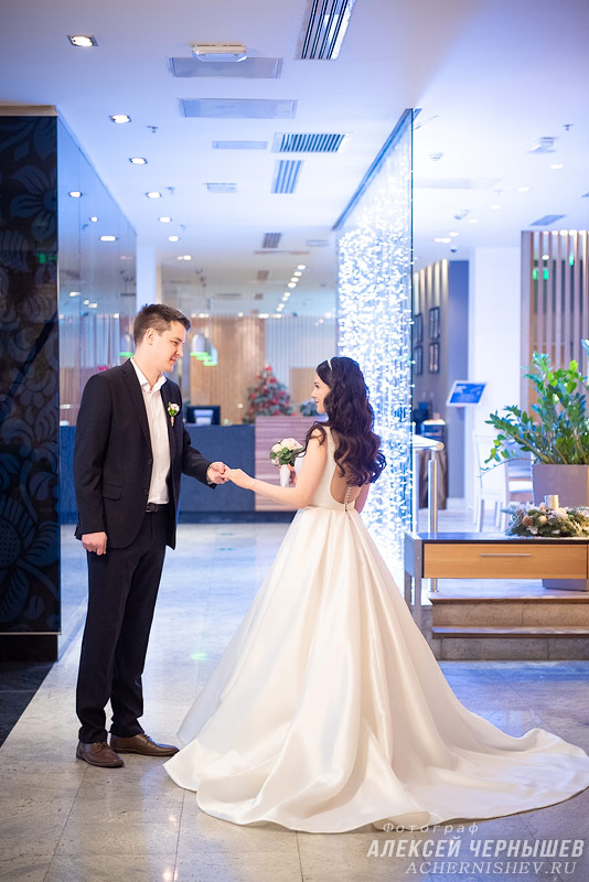Свадьба в Холидей Инн — фото жених протягивает руку невесте