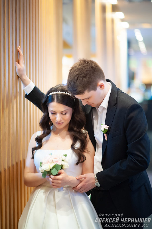 Свадьба в Холидей Инн — нежное фото влюбленных
