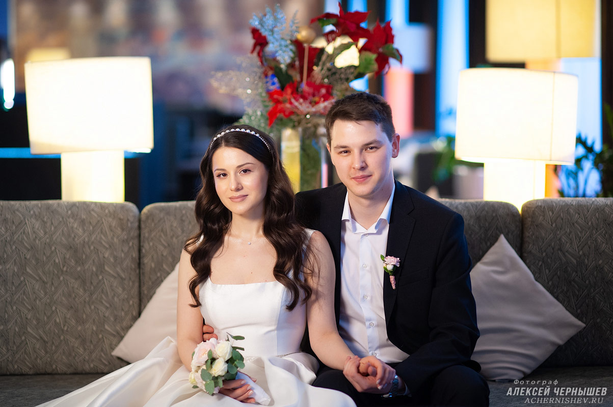 Свадьба в Холидей Инн — фото влюбленные на диванчике
