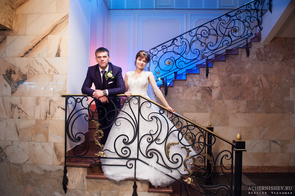 свадебное фото на лестнице