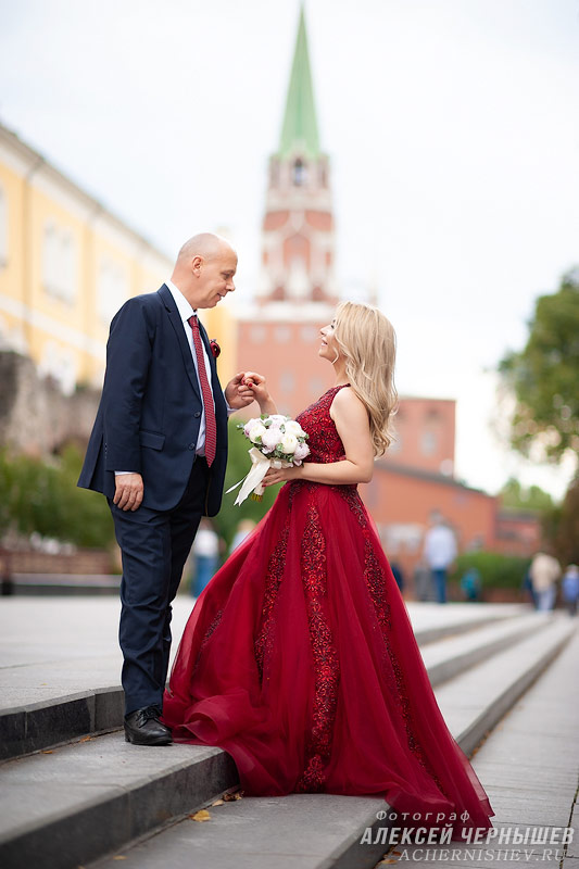 невеста в красном платье