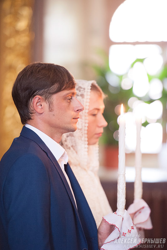 жених на церемонии венчания в Крутицком подворье
