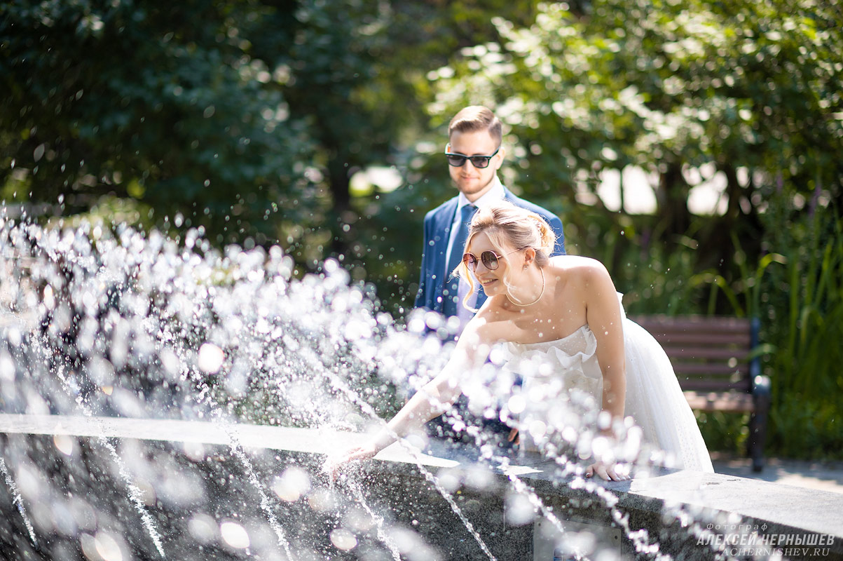 Свадебная фотосессия в Нескучном саду — фото невеста ловит брызги фонтана