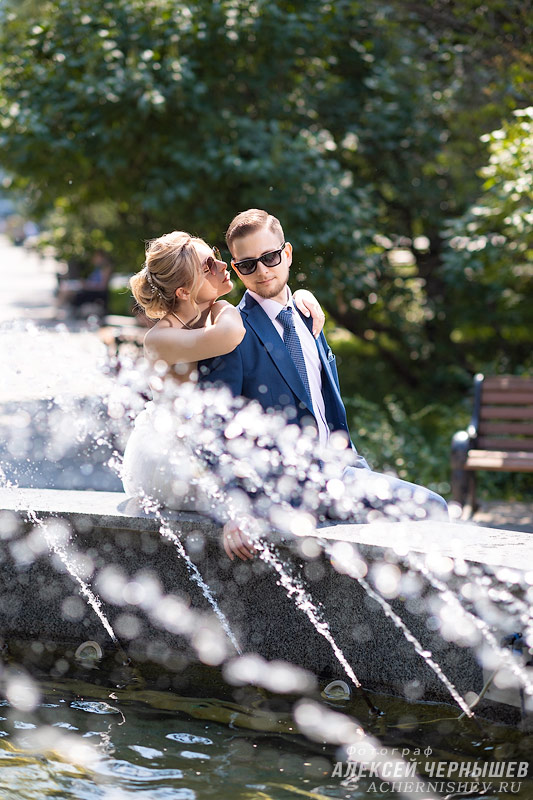 Свадебная фотосессия в Нескучном саду — фото возле фонтана