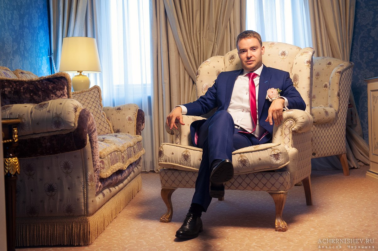 Жениха хорошего богатого. Богатый мужчина в кресле. Богатый мужик в кресле. Мужчина в богатом доме. Богатое кресло.