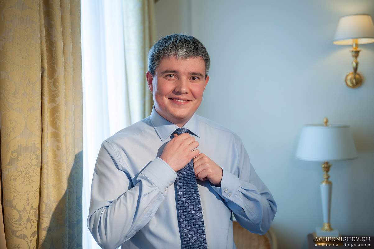жених поправляет галстук